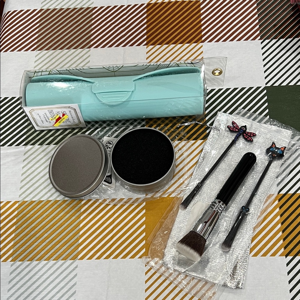 Makeup Brush Set NEW 3 Brushes, Case, and Brush Cleaner